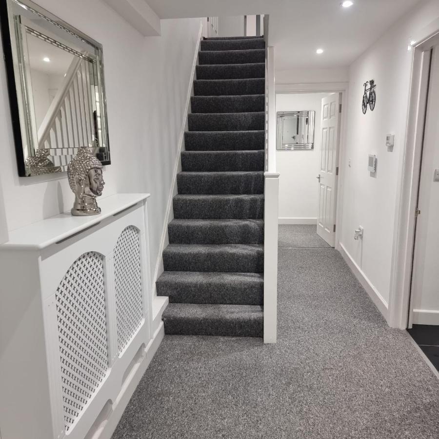 Classic 2 Bed Apartment In Oldkent Road Лондон Экстерьер фото