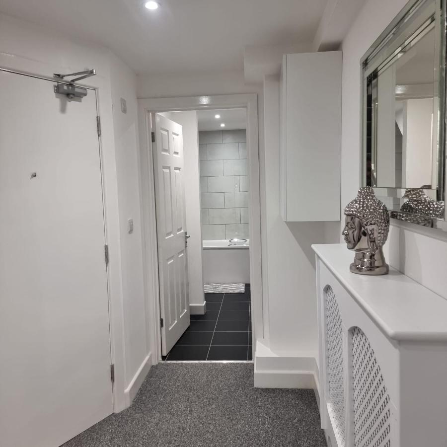 Classic 2 Bed Apartment In Oldkent Road Лондон Экстерьер фото